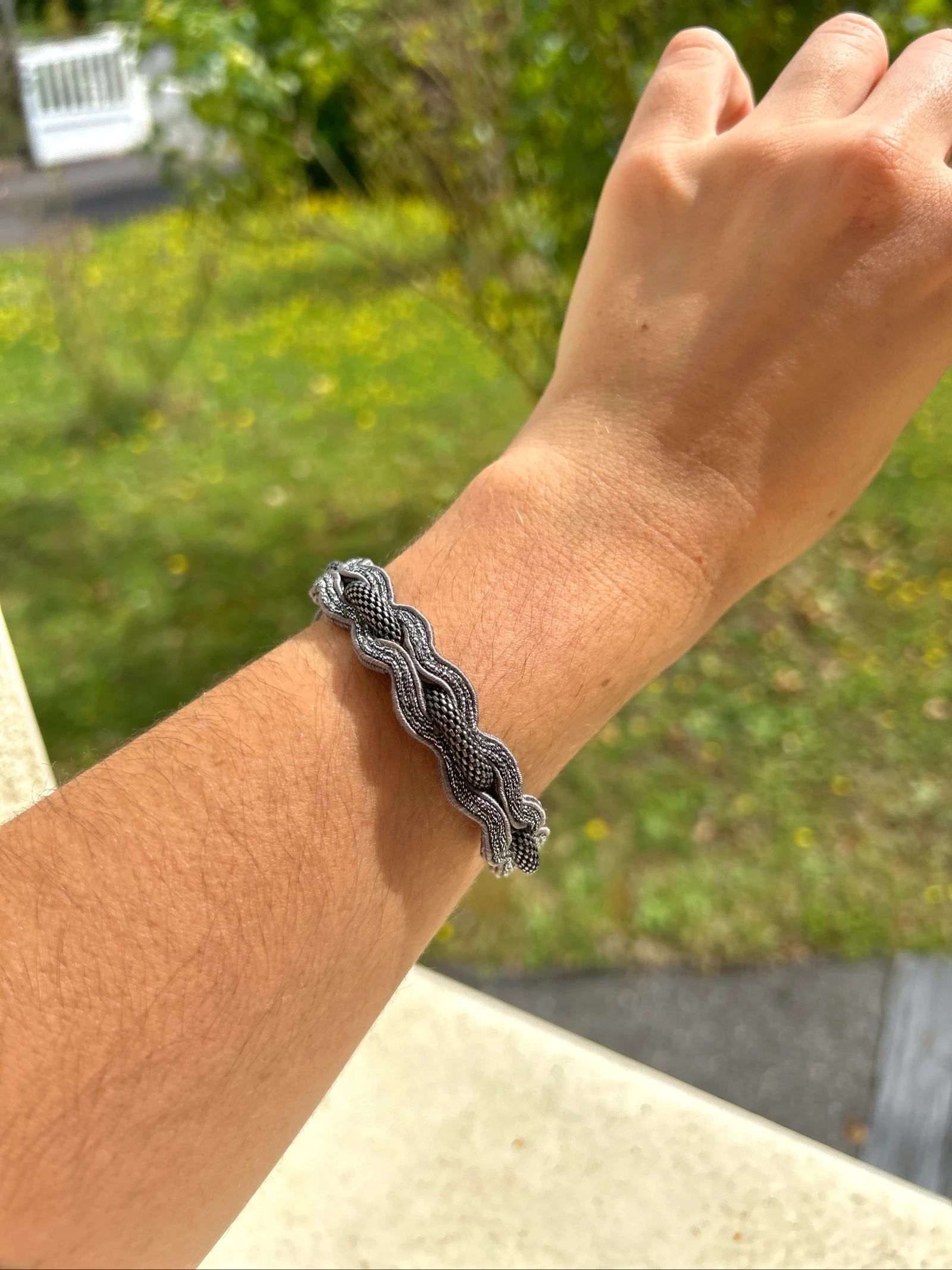 Bracelet gris métallisé entrelacé léger réglable Dori Csengeri